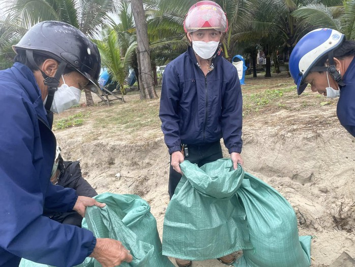 Huy động hàng trăm người "cứu" bãi biển đẹp nhất Quảng Ngãi- Ảnh 2. Huy động hàng trăm người "cứu" bãi biển đẹp nhất Quảng Ngãi- Ảnh 2.
