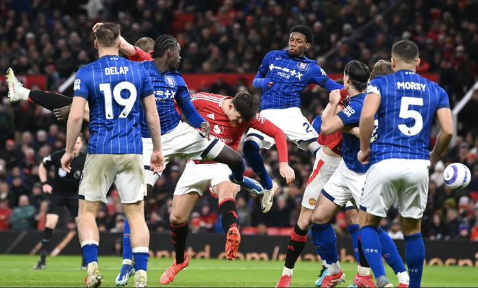Thẻ đỏ ngỡ ngàng, Man United gian nan giành chiến thắng- Ảnh 6. Thẻ đỏ ngỡ ngàng, Man United gian nan giành chiến thắng- Ảnh 6.