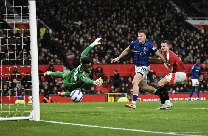 Thẻ đỏ ngỡ ngàng, Man United gian nan giành chiến thắng- Ảnh 5. Thẻ đỏ ngỡ ngàng, Man United gian nan giành chiến thắng- Ảnh 5.