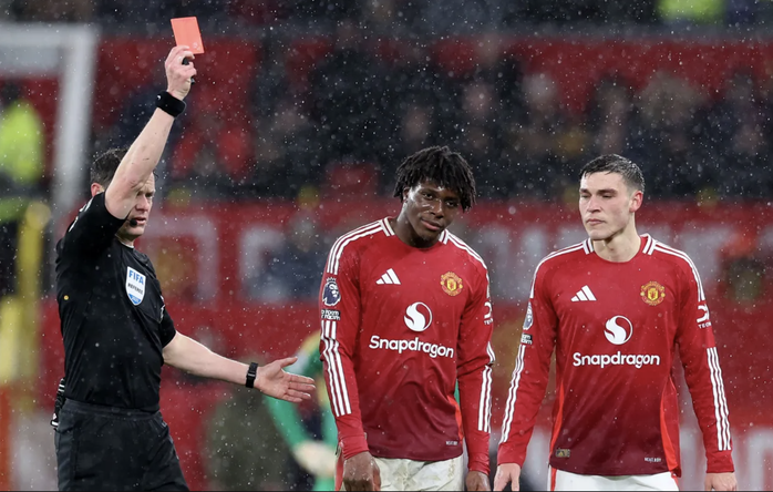 Thẻ đỏ ngỡ ngàng, Man United gian nan giành chiến thắng- Ảnh 4. Thẻ đỏ ngỡ ngàng, Man United gian nan giành chiến thắng- Ảnh 4.