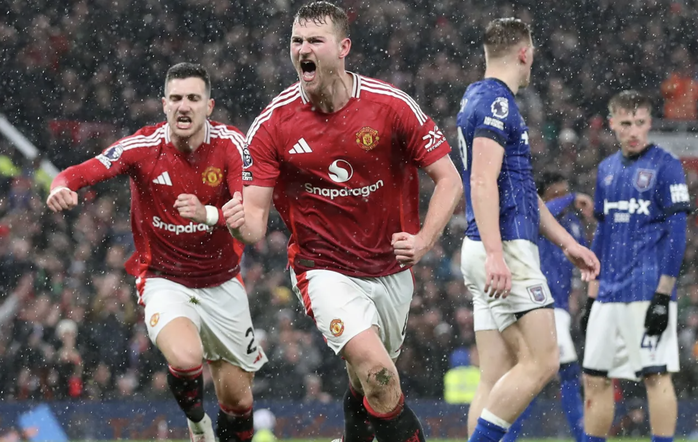 Thẻ đỏ ngỡ ngàng, Man United gian nan giành chiến thắng- Ảnh 3. Thẻ đỏ ngỡ ngàng, Man United gian nan giành chiến thắng- Ảnh 3.