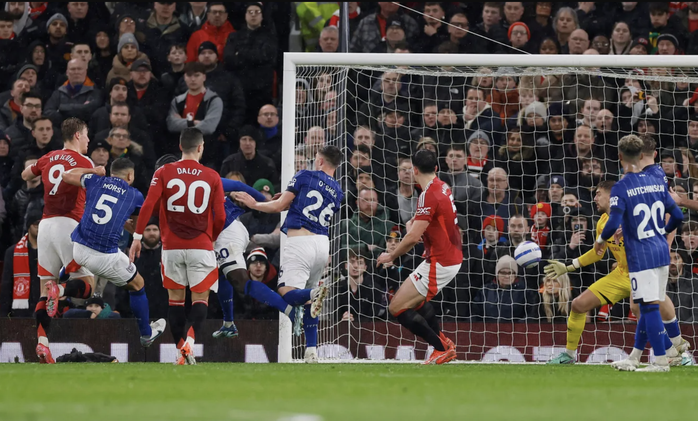 Thẻ đỏ ngỡ ngàng, Man United gian nan giành chiến thắng- Ảnh 2. Thẻ đỏ ngỡ ngàng, Man United gian nan giành chiến thắng- Ảnh 2.