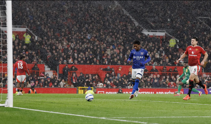 Thẻ đỏ ngỡ ngàng, Man United gian nan giành chiến thắng- Ảnh 1. Thẻ đỏ ngỡ ngàng, Man United gian nan giành chiến thắng- Ảnh 1.