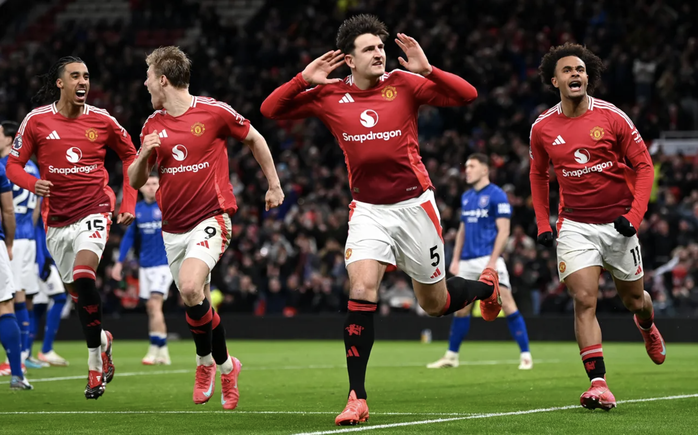 Thẻ đỏ ngỡ ngàng, Man United gian nan giành chiến thắng- Ảnh 7. Thẻ đỏ ngỡ ngàng, Man United gian nan giành chiến thắng- Ảnh 7.