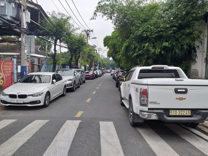 Trước 2 hàng xe bất động, nếu có 1 ô tô di chuyển coi như người và các phương tiện khác “hết lối” Trước 2 hàng xe bất động, nếu có 1 ô tô di chuyển coi như người và các phương tiện khác “hết lối”