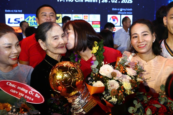 Toàn cảnh Quả bóng vàng 2024, Thuỳ Trang thể hiện tình yêu với mẹ- Ảnh 3. Toàn cảnh Quả bóng vàng 2024, Thuỳ Trang thể hiện tình yêu với mẹ- Ảnh 3.