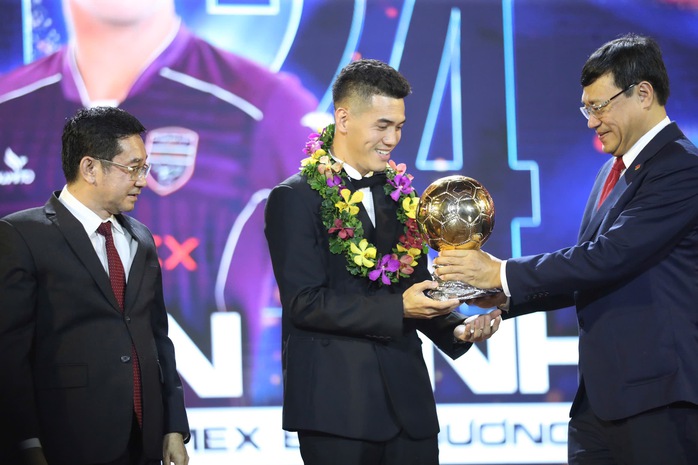 Toàn cảnh Quả bóng vàng 2024, Thuỳ Trang thể hiện tình yêu với mẹ- Ảnh 4. Toàn cảnh Quả bóng vàng 2024, Thuỳ Trang thể hiện tình yêu với mẹ- Ảnh 4.