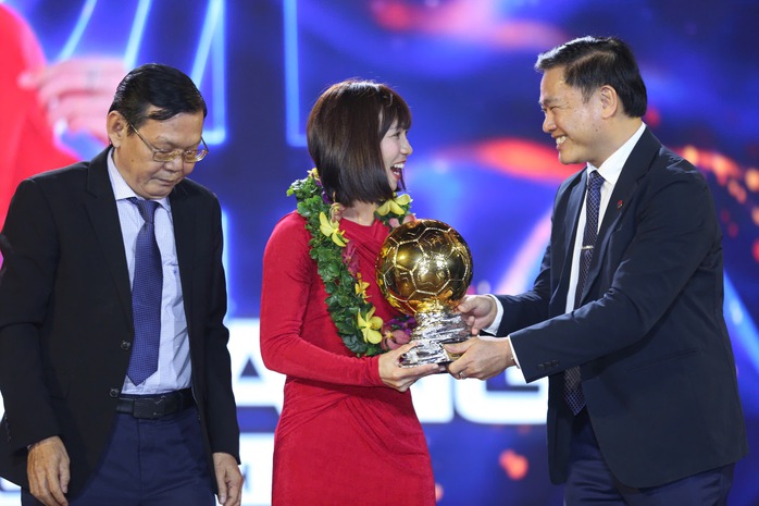 Toàn cảnh Quả bóng vàng 2024, Thuỳ Trang thể hiện tình yêu với mẹ- Ảnh 6. Toàn cảnh Quả bóng vàng 2024, Thuỳ Trang thể hiện tình yêu với mẹ- Ảnh 6.