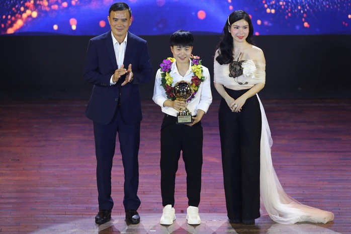 Toàn cảnh Quả bóng vàng 2024, Thuỳ Trang thể hiện tình yêu với mẹ- Ảnh 12. Toàn cảnh Quả bóng vàng 2024, Thuỳ Trang thể hiện tình yêu với mẹ- Ảnh 12.