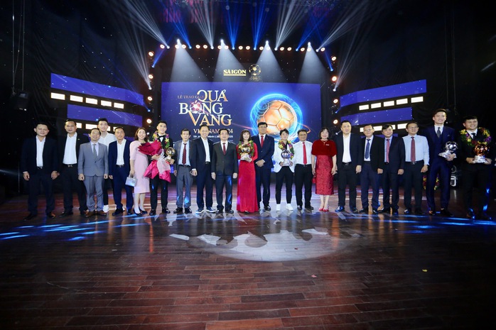 Toàn cảnh Quả bóng vàng 2024, Thuỳ Trang thể hiện tình yêu với mẹ- Ảnh 1. Toàn cảnh Quả bóng vàng 2024, Thuỳ Trang thể hiện tình yêu với mẹ- Ảnh 1.