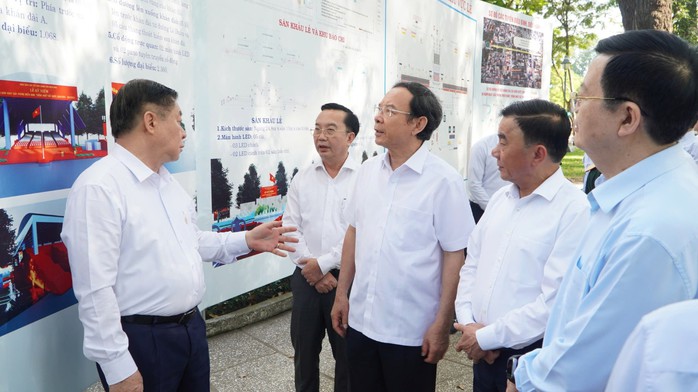 Đoàn công tác khảo sát địa điểm tổ chức lễ mít tinh, diễu binh, diễu hành kỷ niệm 50 năm Ngày Giải phóng miền Nam, thống nhất đất nước. Ảnh: LÊ VĨNH Đoàn công tác khảo sát địa điểm tổ chức lễ mít tinh, diễu binh, diễu hành kỷ niệm 50 năm Ngày Giải phóng miền Nam, thống nhất đất nước. Ảnh: LÊ VĨNH