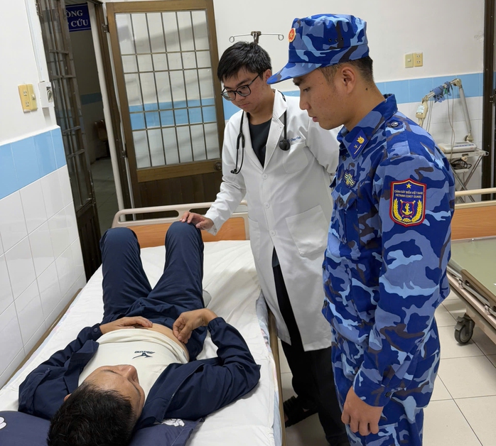 Cảnh sát biển kịp đưa thuyền viên của tàu nước ngoài vào Côn Đảo cấp cứu- Ảnh 2. Cảnh sát biển kịp đưa thuyền viên của tàu nước ngoài vào Côn Đảo cấp cứu- Ảnh 2.