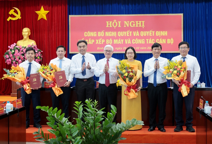 Bình Dương công bố việc sắp xếp tổ chức bộ máy và bổ nhiệm cán bộ chủ chốt- Ảnh 1. Bình Dương công bố việc sắp xếp tổ chức bộ máy và bổ nhiệm cán bộ chủ chốt- Ảnh 1.