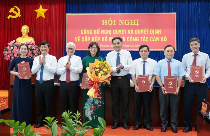 Bình Dương công bố việc sắp xếp tổ chức bộ máy và bổ nhiệm cán bộ chủ chốt- Ảnh 2. Bình Dương công bố việc sắp xếp tổ chức bộ máy và bổ nhiệm cán bộ chủ chốt- Ảnh 2.