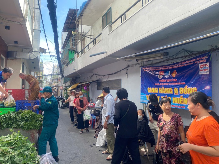 "Con hẻm ấm áp" ở quận 8, TP HCM sáng nay- Ảnh 1. "Con hẻm ấm áp" ở quận 8, TP HCM sáng nay- Ảnh 1.