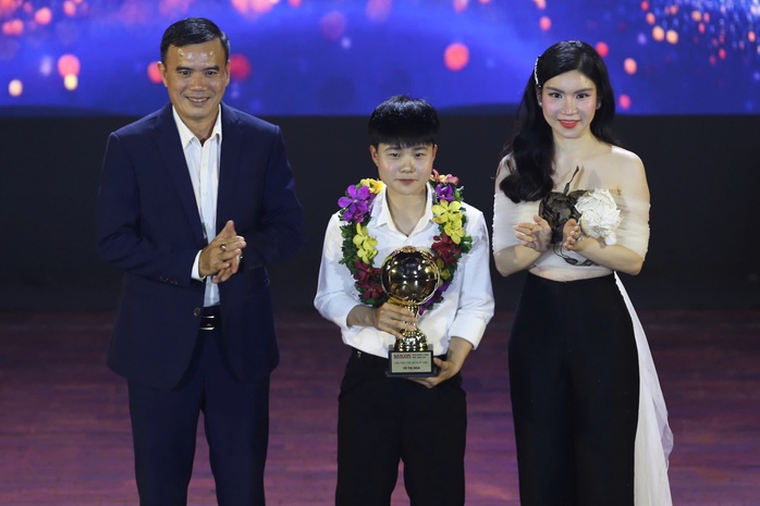Bùi Vĩ Hào được vinh danh ở Giải thưởng Quả bóng vàng Việt Nam 2024- Ảnh 6. Bùi Vĩ Hào được vinh danh ở Giải thưởng Quả bóng vàng Việt Nam 2024- Ảnh 6.