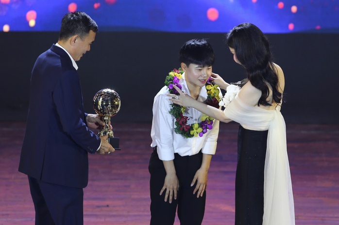 Bùi Vĩ Hào được vinh danh ở Giải thưởng Quả bóng vàng Việt Nam 2024- Ảnh 5. Bùi Vĩ Hào được vinh danh ở Giải thưởng Quả bóng vàng Việt Nam 2024- Ảnh 5.