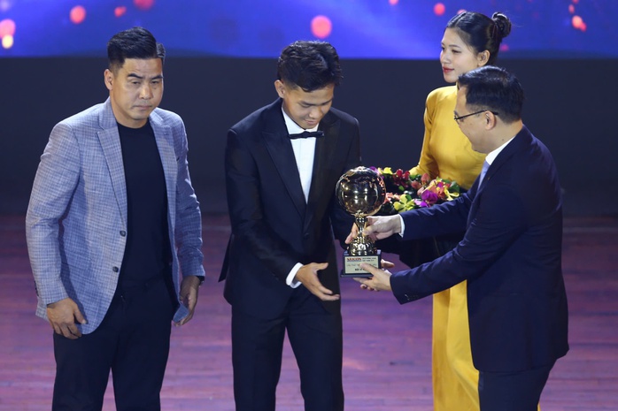 Bùi Vĩ Hào được vinh danh ở Giải thưởng Quả bóng vàng Việt Nam 2024- Ảnh 4. Bùi Vĩ Hào được vinh danh ở Giải thưởng Quả bóng vàng Việt Nam 2024- Ảnh 4.