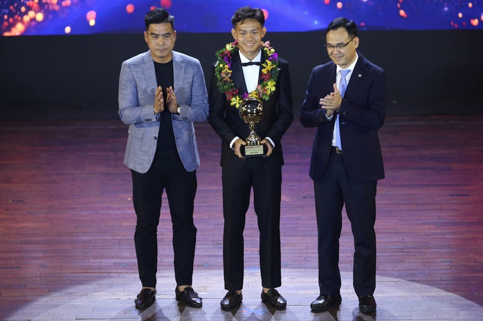 Bùi Vĩ Hào được vinh danh ở Giải thưởng Quả bóng vàng Việt Nam 2024- Ảnh 3. Bùi Vĩ Hào được vinh danh ở Giải thưởng Quả bóng vàng Việt Nam 2024- Ảnh 3.