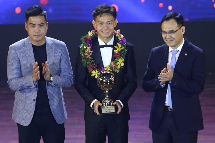 Bùi Vĩ Hào được vinh danh ở Giải thưởng Quả bóng vàng Việt Nam 2024- Ảnh 2. Bùi Vĩ Hào được vinh danh ở Giải thưởng Quả bóng vàng Việt Nam 2024- Ảnh 2.