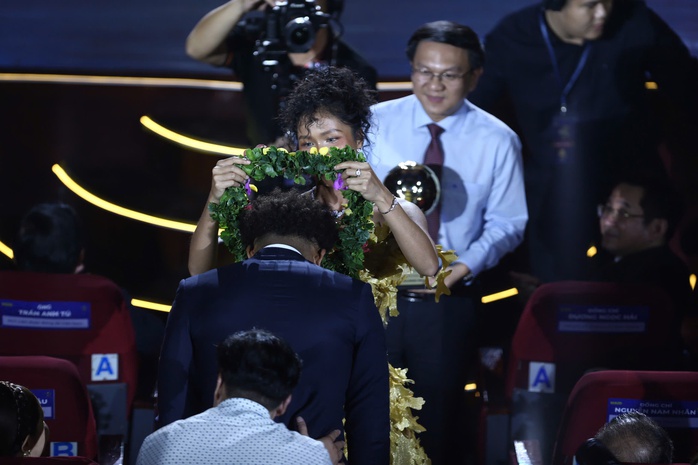Quả bóng vàng Việt Nam 2024: Vinh danh Nguyễn Xuân Son và Trần Thị Thùy Trang- Ảnh 6. Quả bóng vàng Việt Nam 2024: Vinh danh Nguyễn Xuân Son và Trần Thị Thùy Trang- Ảnh 6.