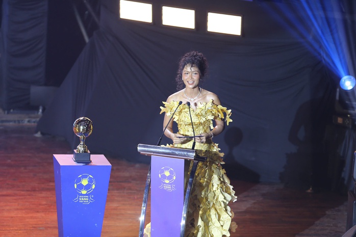 Quả bóng vàng Việt Nam 2024: Vinh danh Nguyễn Xuân Son và Trần Thị Thùy Trang- Ảnh 1. Quả bóng vàng Việt Nam 2024: Vinh danh Nguyễn Xuân Son và Trần Thị Thùy Trang- Ảnh 1.
