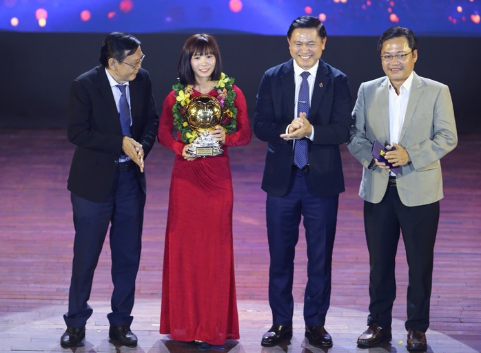 Quả bóng vàng Việt Nam 2024: Vinh danh Nguyễn Xuân Son và Trần Thị Thùy Trang- Ảnh 9. Quả bóng vàng Việt Nam 2024: Vinh danh Nguyễn Xuân Son và Trần Thị Thùy Trang- Ảnh 9.