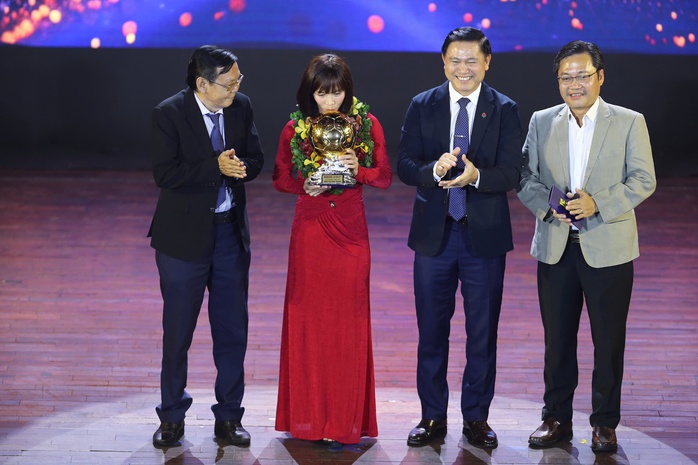 Quả bóng vàng Việt Nam 2024: Vinh danh Nguyễn Xuân Son và Trần Thị Thùy Trang- Ảnh 10. Quả bóng vàng Việt Nam 2024: Vinh danh Nguyễn Xuân Son và Trần Thị Thùy Trang- Ảnh 10.