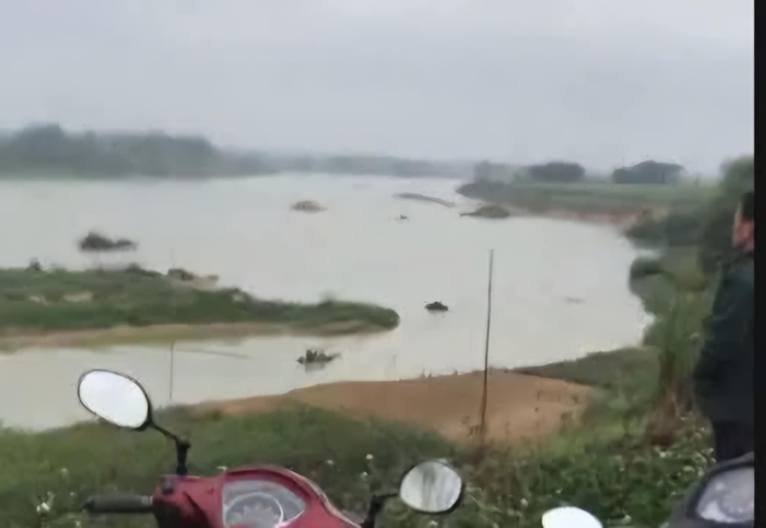 Ra sông Chu chơi, 2 học sinh lớp 6 bị nước cuốn mất tích- Ảnh 1. Ra sông Chu chơi, 2 học sinh lớp 6 bị nước cuốn mất tích- Ảnh 1.