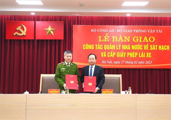 Bộ Công an chính thức tiếp nhận bàn giao sát hạch, cấp giấy phép lái xe- Ảnh 1. Bộ Công an chính thức tiếp nhận bàn giao sát hạch, cấp giấy phép lái xe- Ảnh 1.