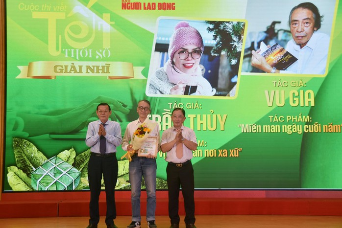 Ông Nguyễn Tấn Phong - Ủy viên Ban Thường vụ Hội Nhà báo Việt Nam, Chủ tịch Hội Nhà báo TP HCM (bìa trái) và nhà báo Bùi Thanh Liêm, Phó Tổng Biên tập Báo Người Lao Động, trao giải nhì cho tác giả Vu Gia. Ảnh: TẤN THẠNH Ông Nguyễn Tấn Phong - Ủy viên Ban Thường vụ Hội Nhà báo Việt Nam, Chủ tịch Hội Nhà báo TP HCM (bìa trái) và nhà báo Bùi Thanh Liêm, Phó Tổng Biên tập Báo Người Lao Động, trao giải nhì cho tác giả Vu Gia. Ảnh: TẤN THẠNH