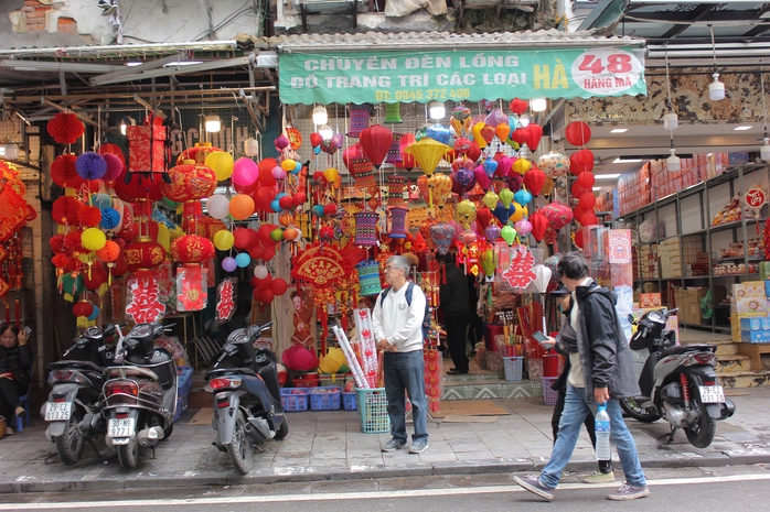 Vỉa hè bị chiếm dụng tràn lan- Ảnh 4. Vỉa hè bị chiếm dụng tràn lan- Ảnh 4.
