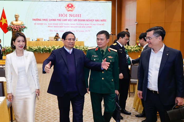 Thủ tướng trao đổi với lãnh đạo các doanh nghiệp nhà nước tại hội nghị. Ảnh: NHẬT BẮC Thủ tướng trao đổi với lãnh đạo các doanh nghiệp nhà nước tại hội nghị. Ảnh: NHẬT BẮC