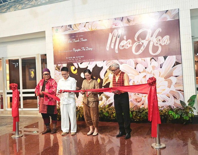 Triển lãm "Mèo Hoa", sự kết hợp độc đáo giữa hội họa và gốm sứ- Ảnh 5. Triển lãm "Mèo Hoa", sự kết hợp độc đáo giữa hội họa và gốm sứ- Ảnh 5.