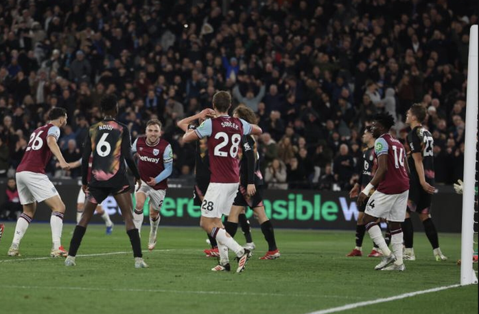 Leicester lại thua thảm ở London, HLV Van Nistelrooy có nguy cơ mất ghế- Ảnh 3. Leicester lại thua thảm ở London, HLV Van Nistelrooy có nguy cơ mất ghế- Ảnh 3.