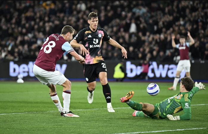 Leicester lại thua thảm ở London, HLV Van Nistelrooy có nguy cơ mất ghế- Ảnh 2. Leicester lại thua thảm ở London, HLV Van Nistelrooy có nguy cơ mất ghế- Ảnh 2.