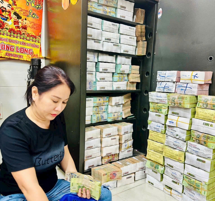 Người đàn ông ở Bình Dương mua gần 400 tờ vé số, bất ngờ trúng thưởng 32 tỉ đồng- Ảnh 2. Người đàn ông ở Bình Dương mua gần 400 tờ vé số, bất ngờ trúng thưởng 32 tỉ đồng- Ảnh 2.