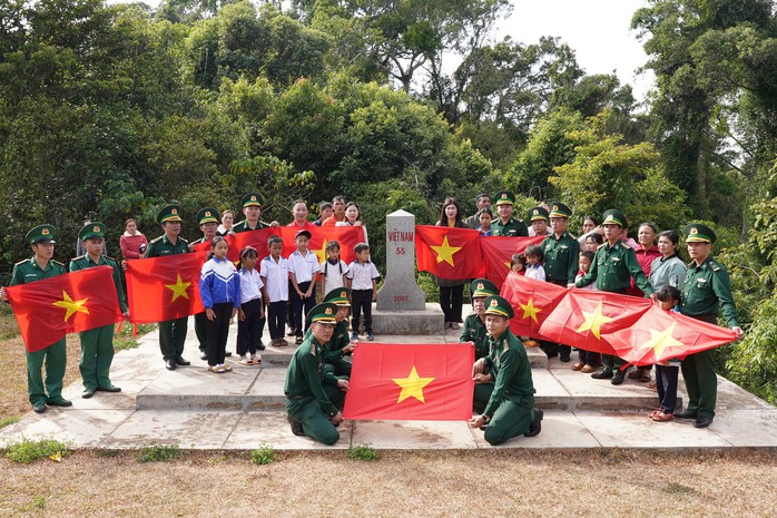 Chương trình "Tự hào cờ Tổ quốc" vào chung khảo Giải thưởng Sáng tạo TP HCM- Ảnh 3. Chương trình "Tự hào cờ Tổ quốc" vào chung khảo Giải thưởng Sáng tạo TP HCM- Ảnh 3.