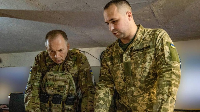 Tổng tư lệnh Lực lượng Vũ trang Ukraine Oleksandr Syrskyi thăm tiền tuyến (trái). Ảnh: Facebook Tổng tư lệnh Lực lượng Vũ trang Ukraine Oleksandr Syrskyi thăm tiền tuyến (trái). Ảnh: Facebook