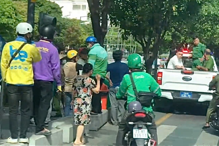 Bị đánh ở phố đi bộ, nam bảo vệ đang phải điều trị nội khoa- Ảnh 1. Bị đánh ở phố đi bộ, nam bảo vệ đang phải điều trị nội khoa- Ảnh 1.