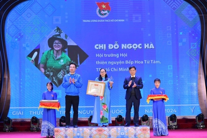 Chị Đỗ Ngọc Hà nhận Giải thưởng Tình nguyện quốc gia 2024 Chị Đỗ Ngọc Hà nhận Giải thưởng Tình nguyện quốc gia 2024