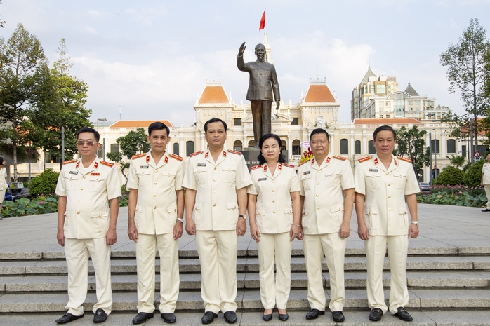 VKSND TP HCM vinh danh nhiều cá nhân, tập thể tiêu biểu- Ảnh 4. VKSND TP HCM vinh danh nhiều cá nhân, tập thể tiêu biểu- Ảnh 4.