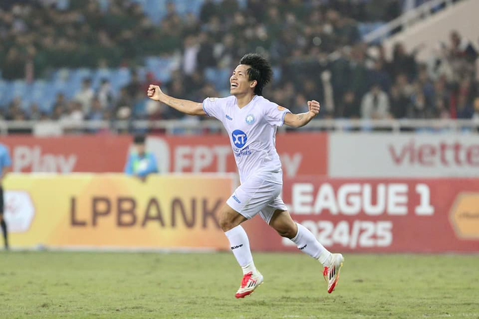 "Cơn lốc đường biên" Văn Vĩ giúp CLB Nam Định chiếm ngôi đầu bảng V-League- Ảnh 5. "Cơn lốc đường biên" Văn Vĩ giúp CLB Nam Định chiếm ngôi đầu bảng V-League- Ảnh 5.