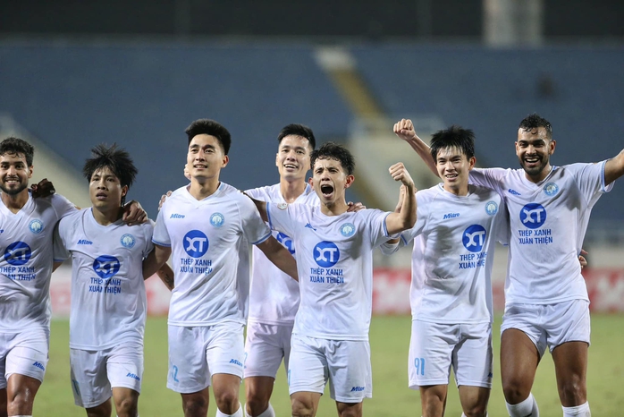 "Cơn lốc đường biên" Văn Vĩ giúp CLB Nam Định chiếm ngôi đầu bảng V-League- Ảnh 1. "Cơn lốc đường biên" Văn Vĩ giúp CLB Nam Định chiếm ngôi đầu bảng V-League- Ảnh 1.