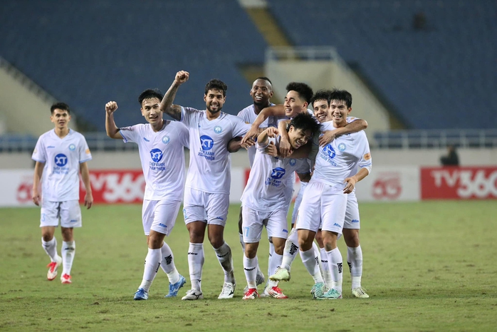"Cơn lốc đường biên" Văn Vĩ giúp CLB Nam Định chiếm ngôi đầu bảng V-League- Ảnh 2. "Cơn lốc đường biên" Văn Vĩ giúp CLB Nam Định chiếm ngôi đầu bảng V-League- Ảnh 2.