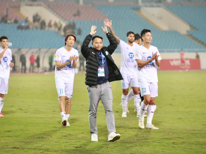 "Cơn lốc đường biên" Văn Vĩ giúp CLB Nam Định chiếm ngôi đầu bảng V-League- Ảnh 6. "Cơn lốc đường biên" Văn Vĩ giúp CLB Nam Định chiếm ngôi đầu bảng V-League- Ảnh 6.