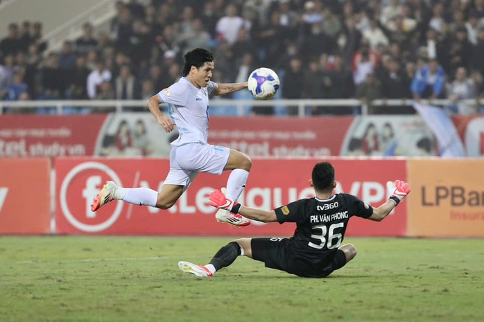 "Cơn lốc đường biên" Văn Vĩ giúp CLB Nam Định chiếm ngôi đầu bảng V-League- Ảnh 4. "Cơn lốc đường biên" Văn Vĩ giúp CLB Nam Định chiếm ngôi đầu bảng V-League- Ảnh 4.