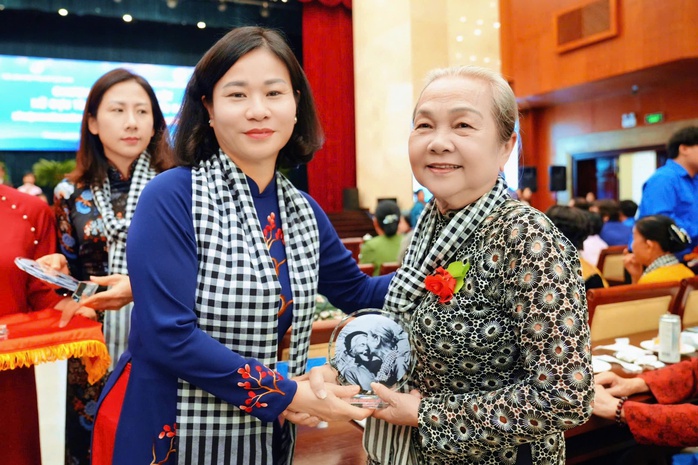 Buổi gặp mặt đầy xúc động của hơn 300 nữ cựu tù cách mạng- Ảnh 6. Buổi gặp mặt đầy xúc động của hơn 300 nữ cựu tù cách mạng- Ảnh 6.