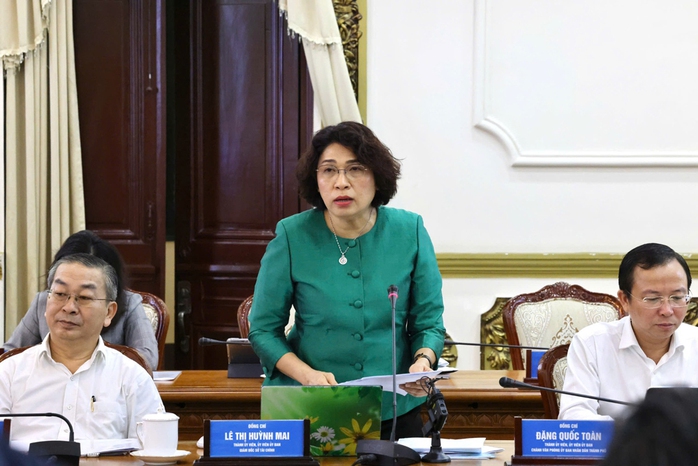 Giám đốc Sở Tài chính Lê Thị Huỳnh Mai thông tin nhiều tín hiệu tích cực về tình hình kinh tế - xã hội thành phố. Ảnh: TRUNG TÂM BÁO CHÍ TP HCM Giám đốc Sở Tài chính Lê Thị Huỳnh Mai thông tin nhiều tín hiệu tích cực về tình hình kinh tế - xã hội thành phố. Ảnh: TRUNG TÂM BÁO CHÍ TP HCM