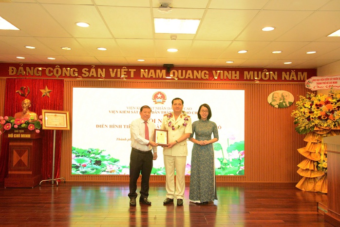VKSND TP HCM vinh danh nhiều cá nhân, tập thể tiêu biểu- Ảnh 1. VKSND TP HCM vinh danh nhiều cá nhân, tập thể tiêu biểu- Ảnh 1.
